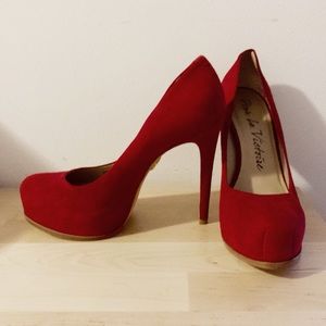 POUR LA VICTOIRE - Irina RED Suede Pumps